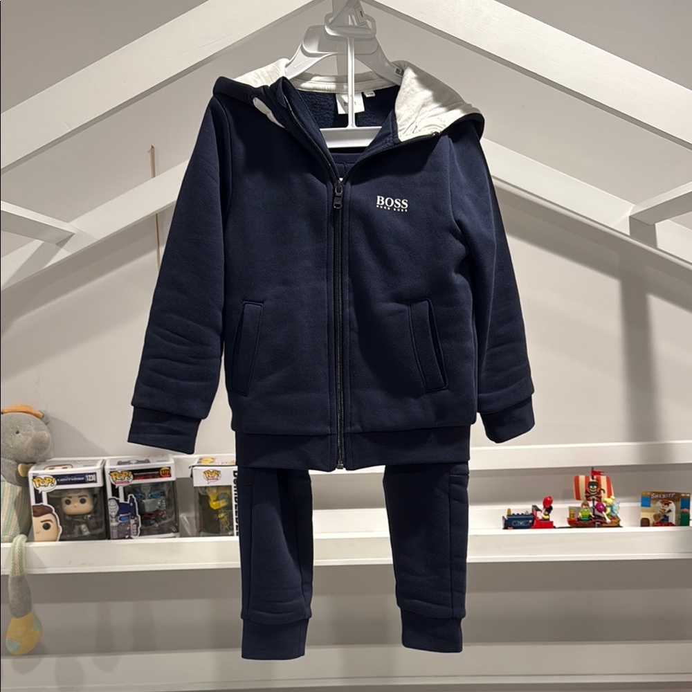 BOSS Hugo Boss boys set size 5-108 fit my son at 3year